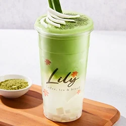 Coconut water with matcha foam (1)